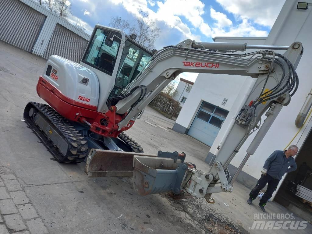 Takeuchi TB 240 ミニ油圧ショベル 7t以下（ミニユンボ・ミニディガー）
