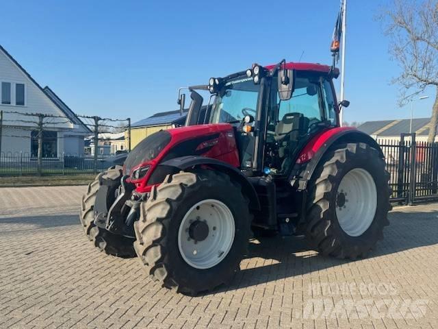 Valtra N134 Hitech トラクター