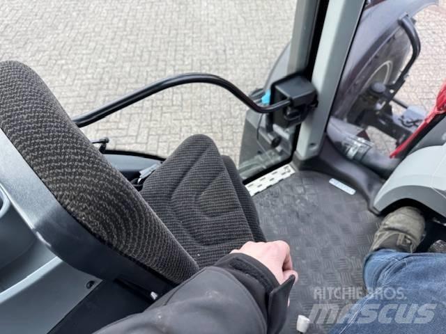 Valtra N134 Hitech トラクター