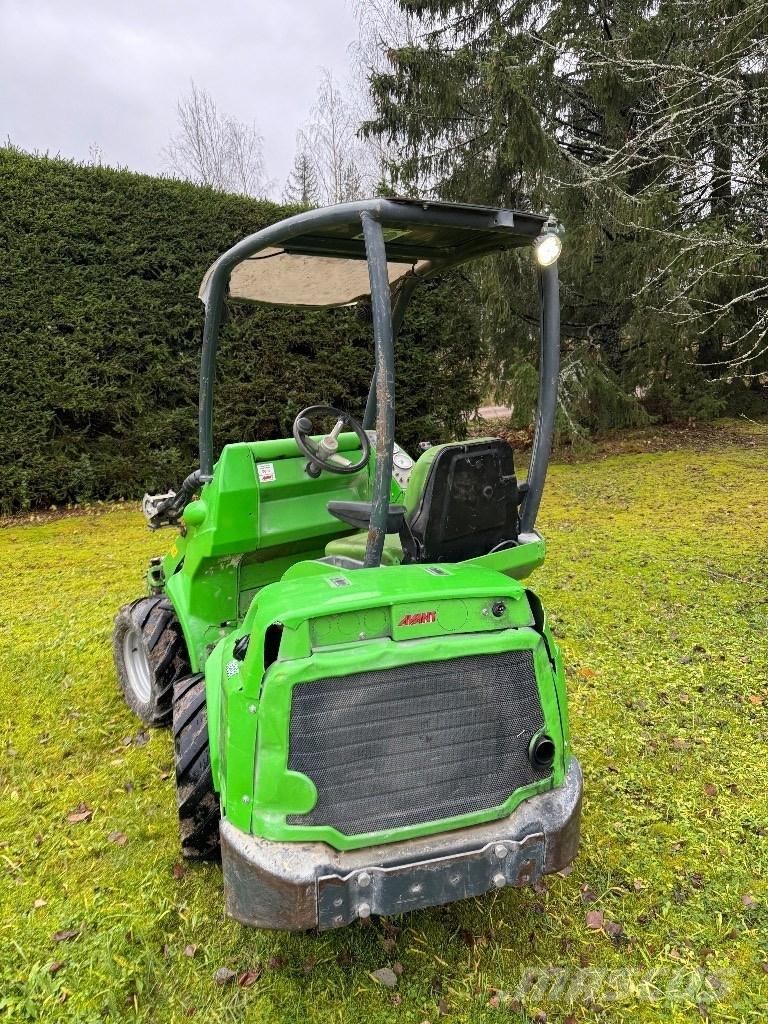 Avant 528 多目的ローダー