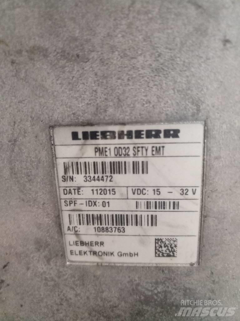 Liebherr R 916 LC 電子機器