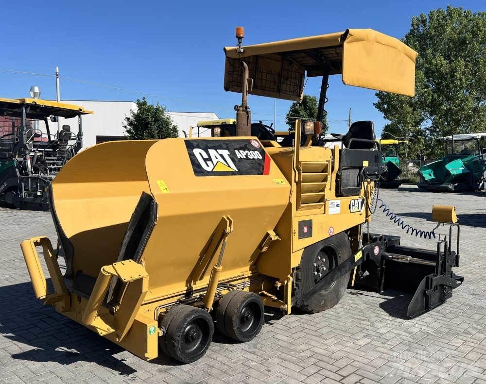 CAT AP 300 アスファルトフィニッシャ