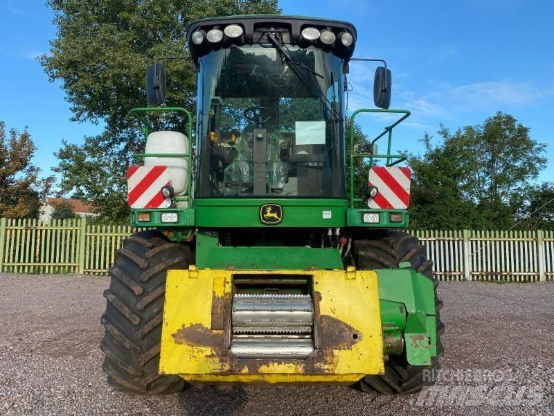 John Deere 7400 自走式フォレージハーベスター