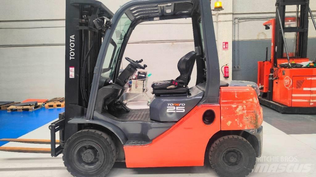 Toyota 52-8 FD F 25 ディーゼル・軽油