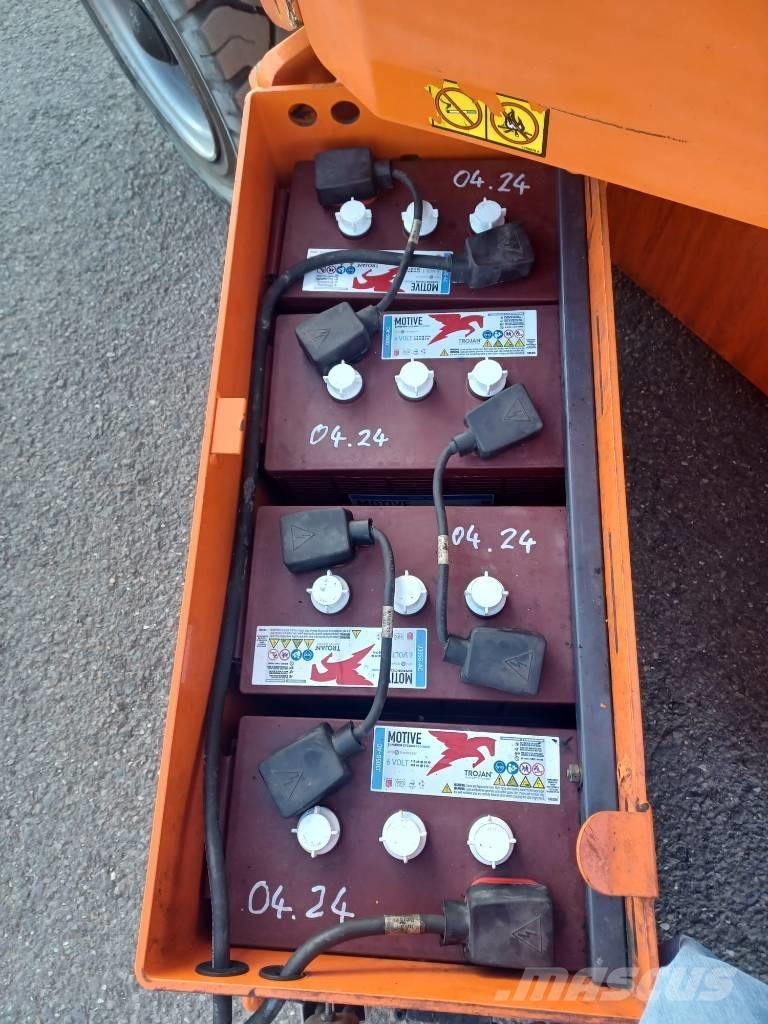 JLG E 300 AJP ブームリフト　屈伸型