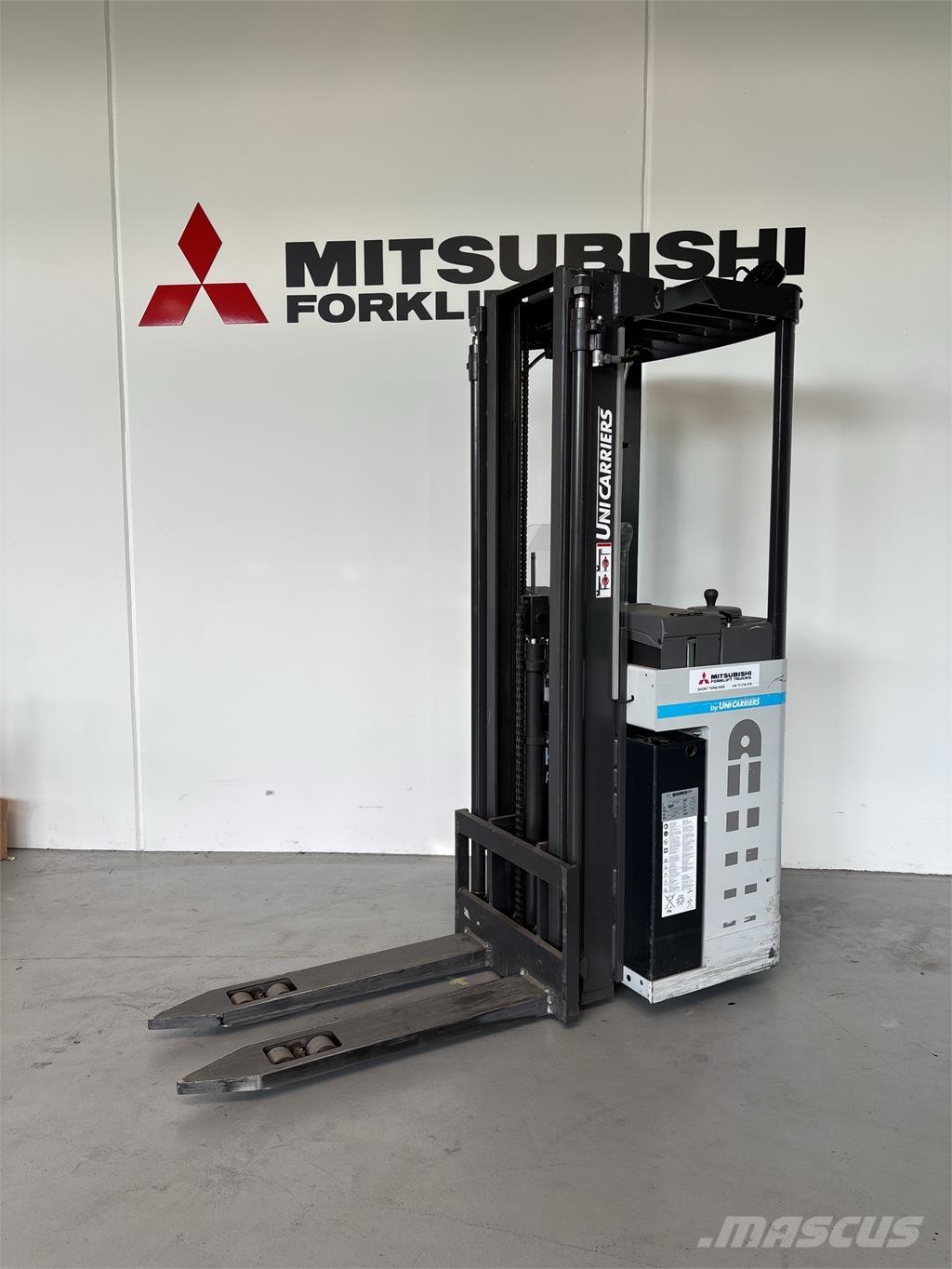 Atlet AJN160 自走式スタッカー