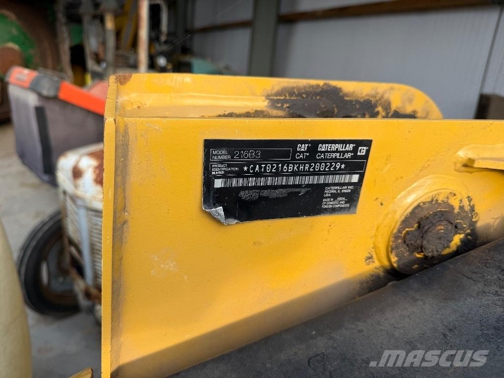 CAT 216 B 3 スキッドステアローダー