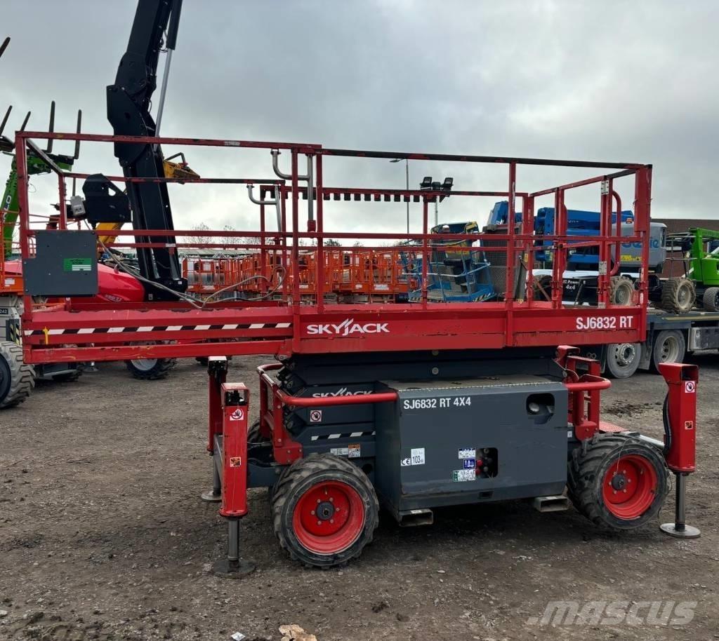 SkyJack SJ 6832 RT シザースリフト