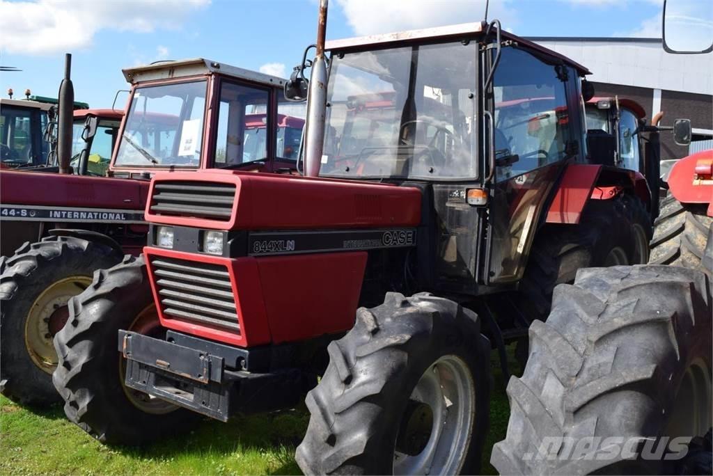 Case IH 844 XLN トラクター
