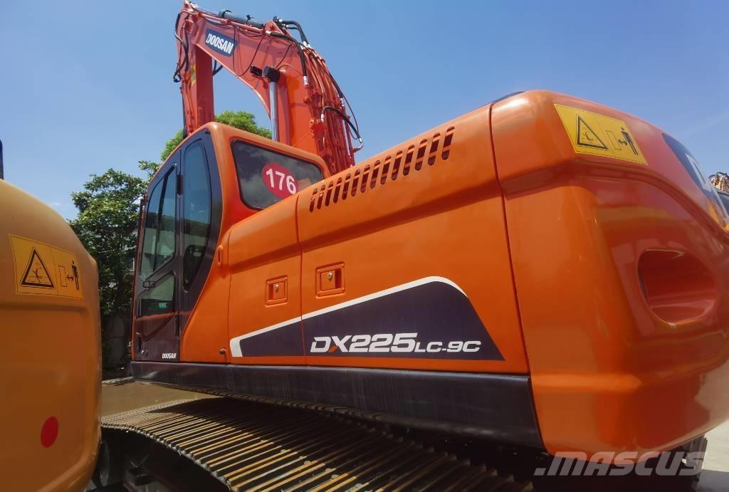 Doosan DX 225 LC 大型油圧ショベル12t以上（パワーショベル・ユンボ）