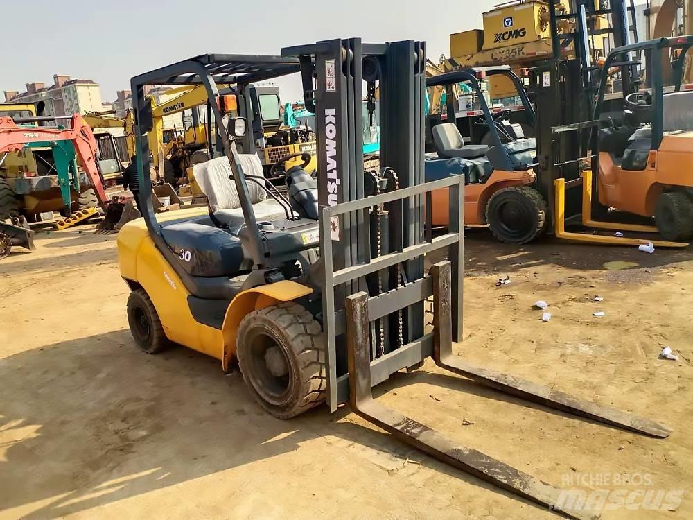 Komatsu FD 30 T-16 ディーゼル・軽油