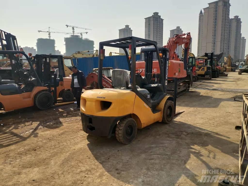 Komatsu FD 30 T-16 ディーゼル・軽油