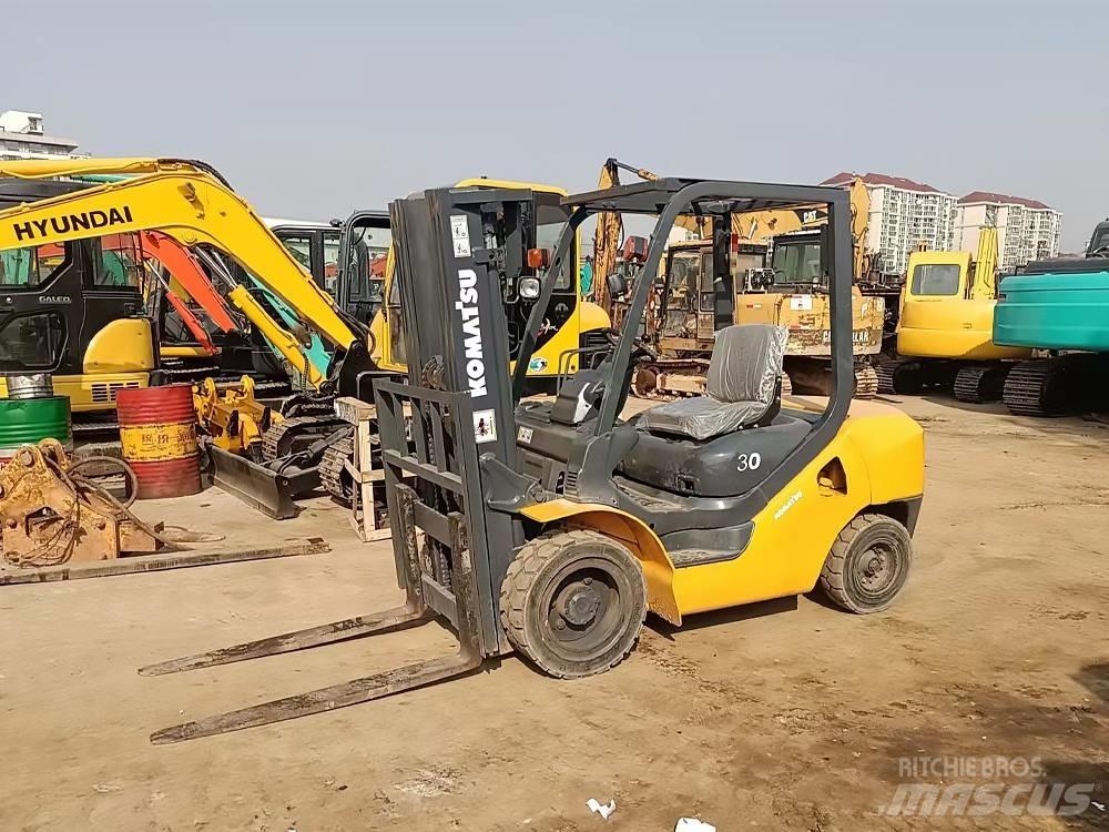Komatsu FD 30 T-16 ディーゼル・軽油