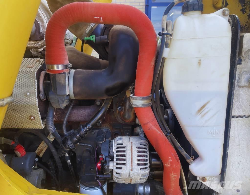 Komatsu WB 93 R-5 バックホーローダー