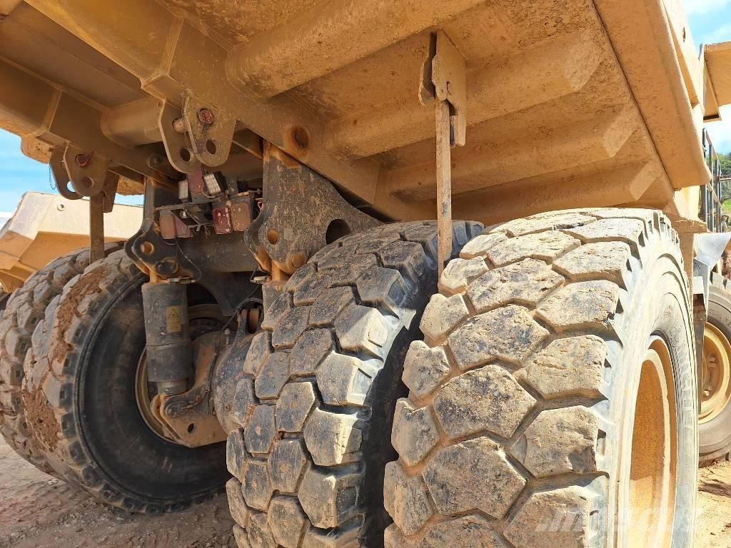 Komatsu HD605-7EO リジットフレーム式ダンプトラック