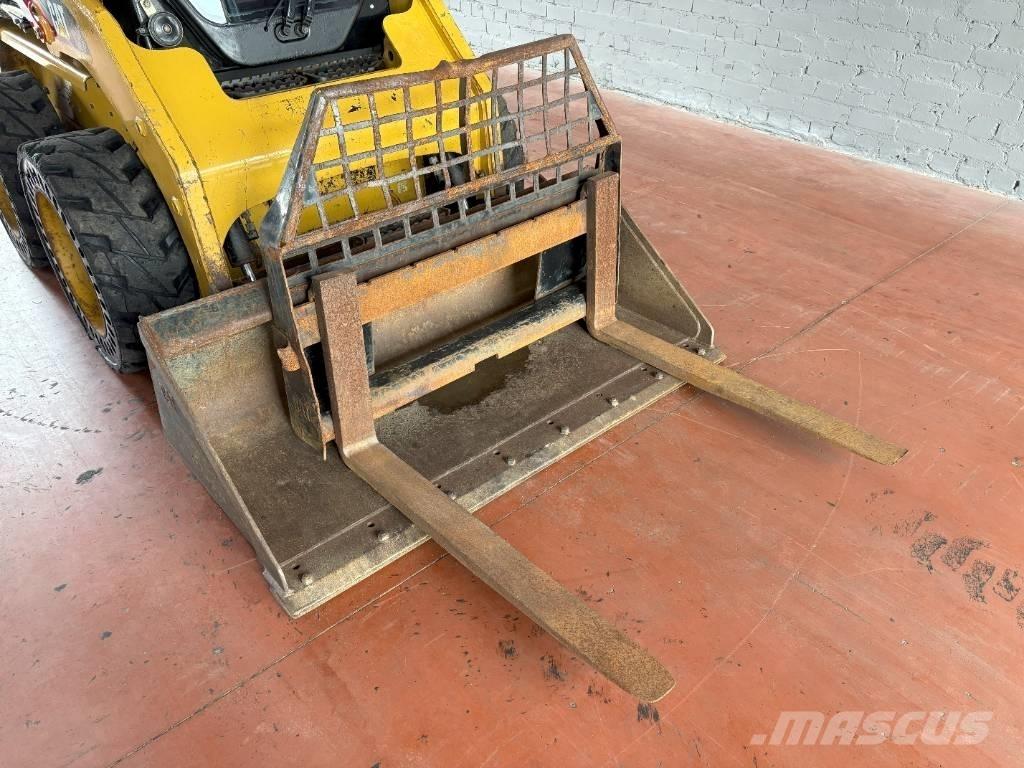CAT 216 B スキッドステアローダー