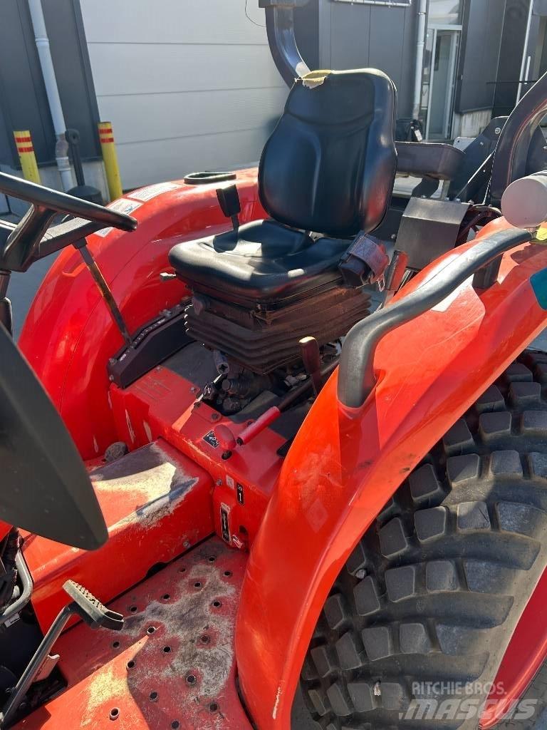 Kubota L1-382 HST コンパクトトラクター