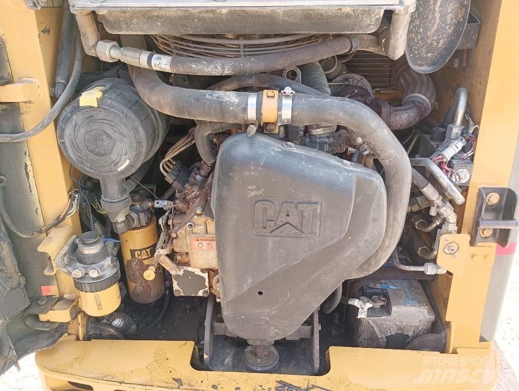 CAT 226 B スキッドステアローダー