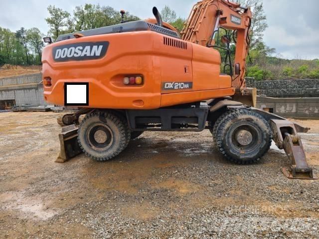 Doosan DX 210 W ホイール式油圧ショベル（パワーショベル・ユンボ・バックホー）