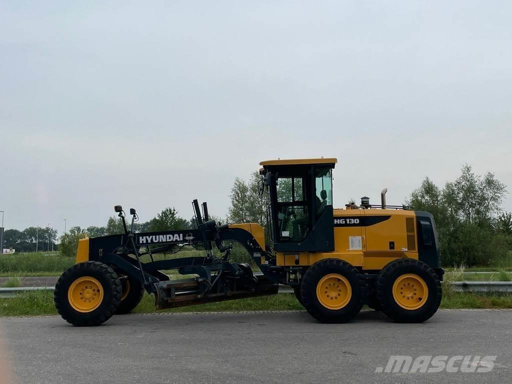 Hyundai HG130 モーターグレーダー