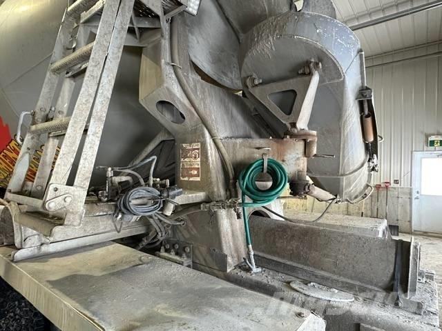 Mack CV 713 コンクリートポンプ車
