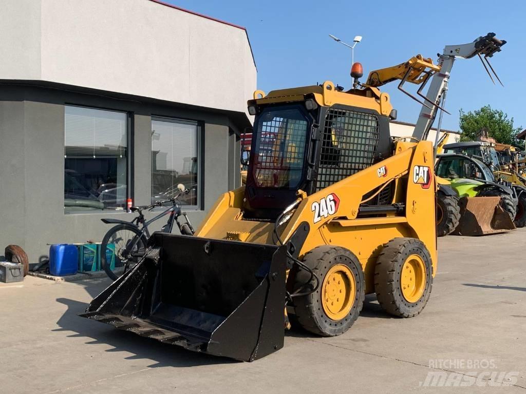 CAT 246 スキッドステアローダー