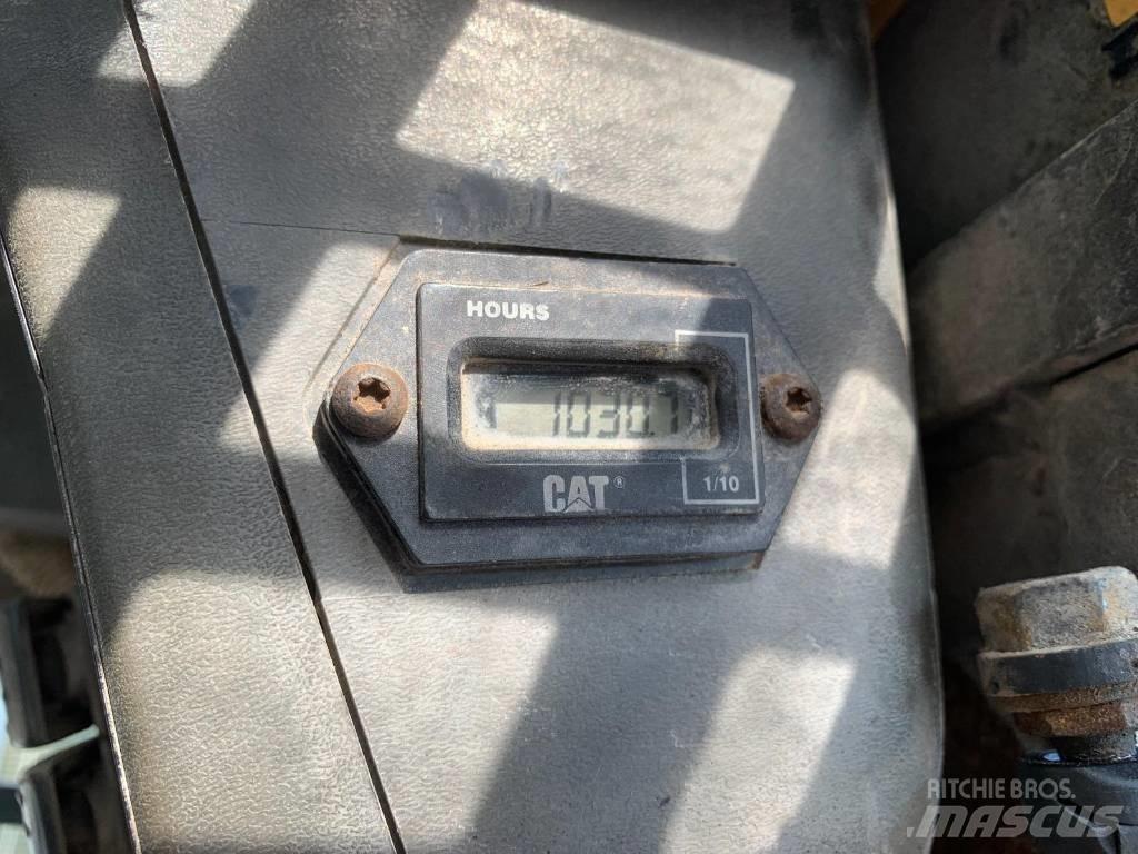CAT 246 スキッドステアローダー