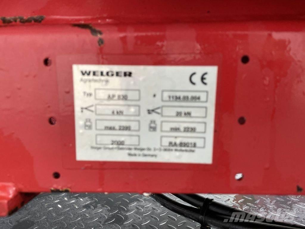 Welger AP 830 スクエアベーラー