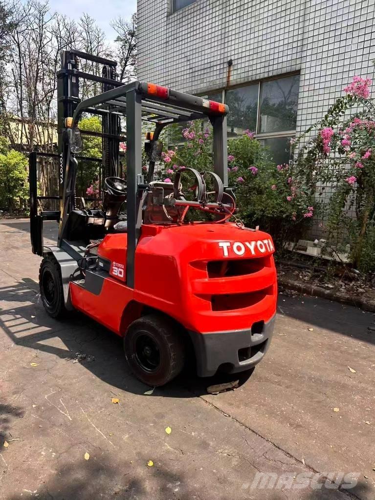 Toyota FD 30 ディーゼル・軽油