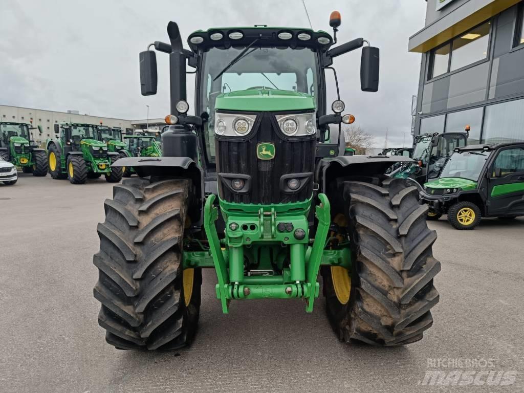 John Deere 6215 R トラクター