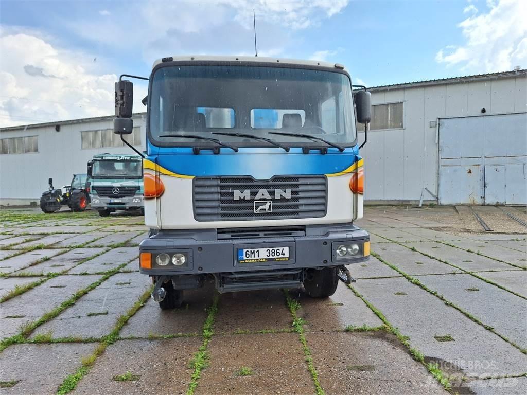 MAN 32.364 VFC 8X4 キャブ付きシャーシ