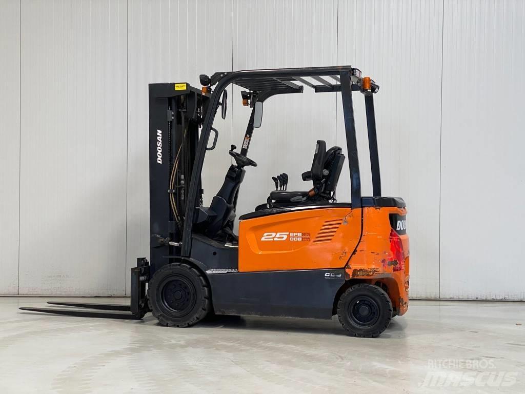 Doosan B25X-7 バッテリーフォークリフト