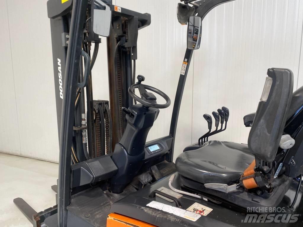 Doosan B25X-7 バッテリーフォークリフト
