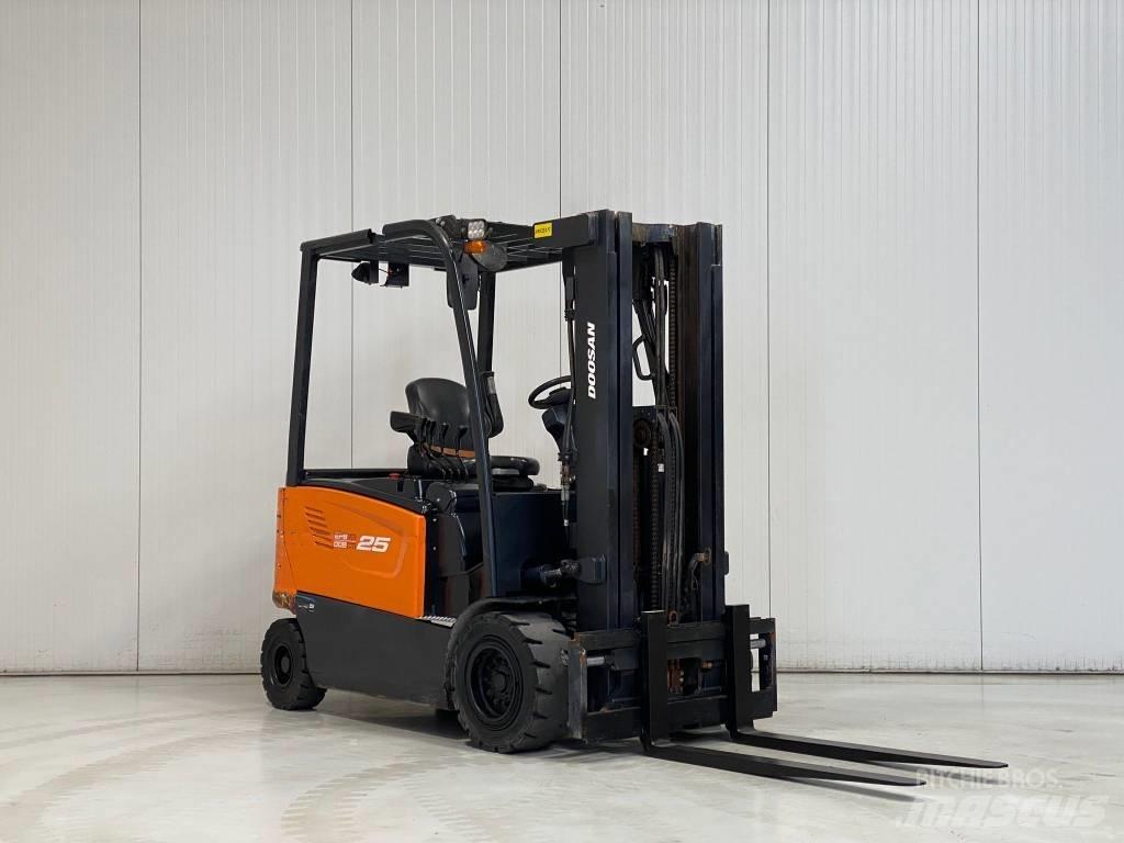 Doosan B25X-7 バッテリーフォークリフト