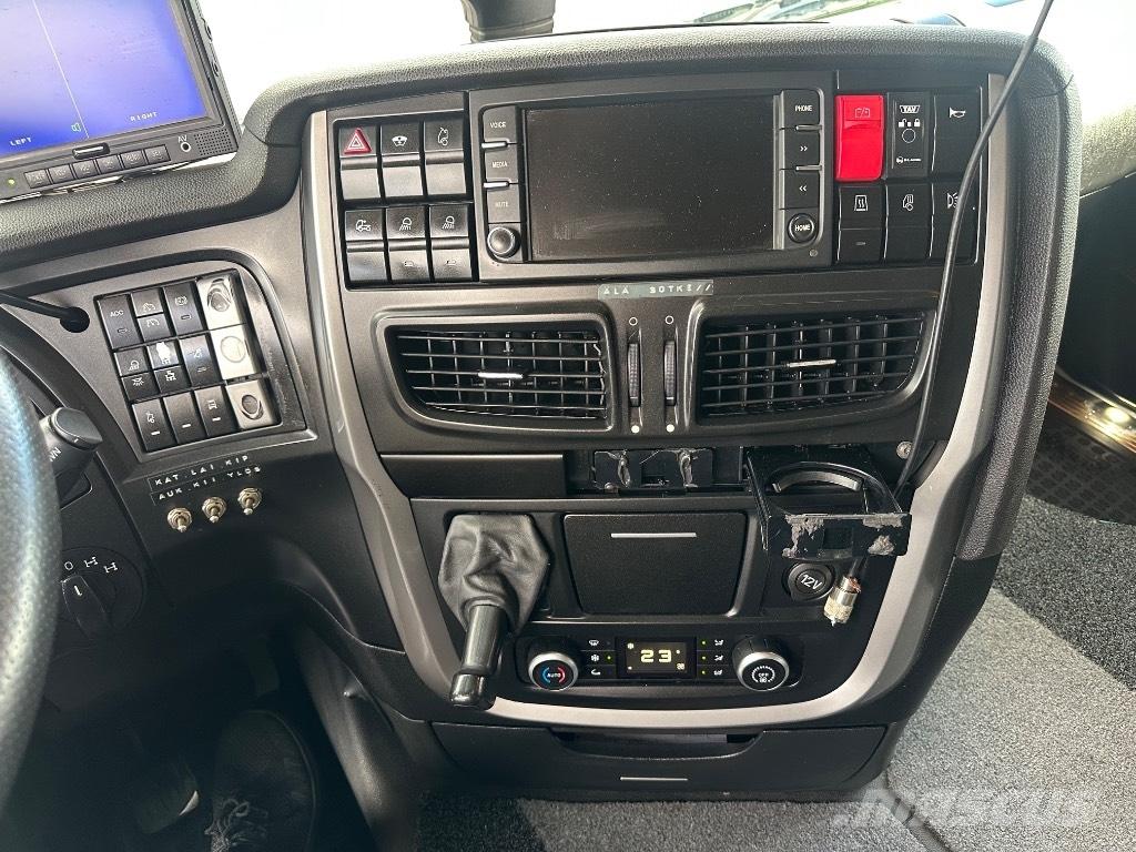 Iveco Stralis 8x4*4 アームロール