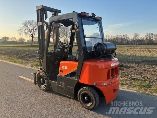 Doosan G 25 G LPGフォークリフト
