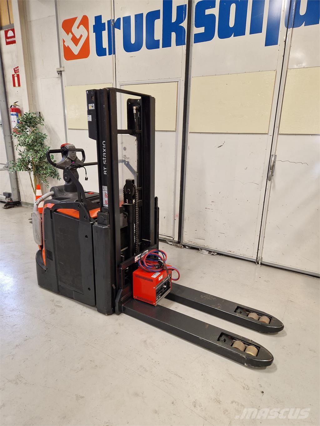 Toyota SPE200D 自走式スタッカー