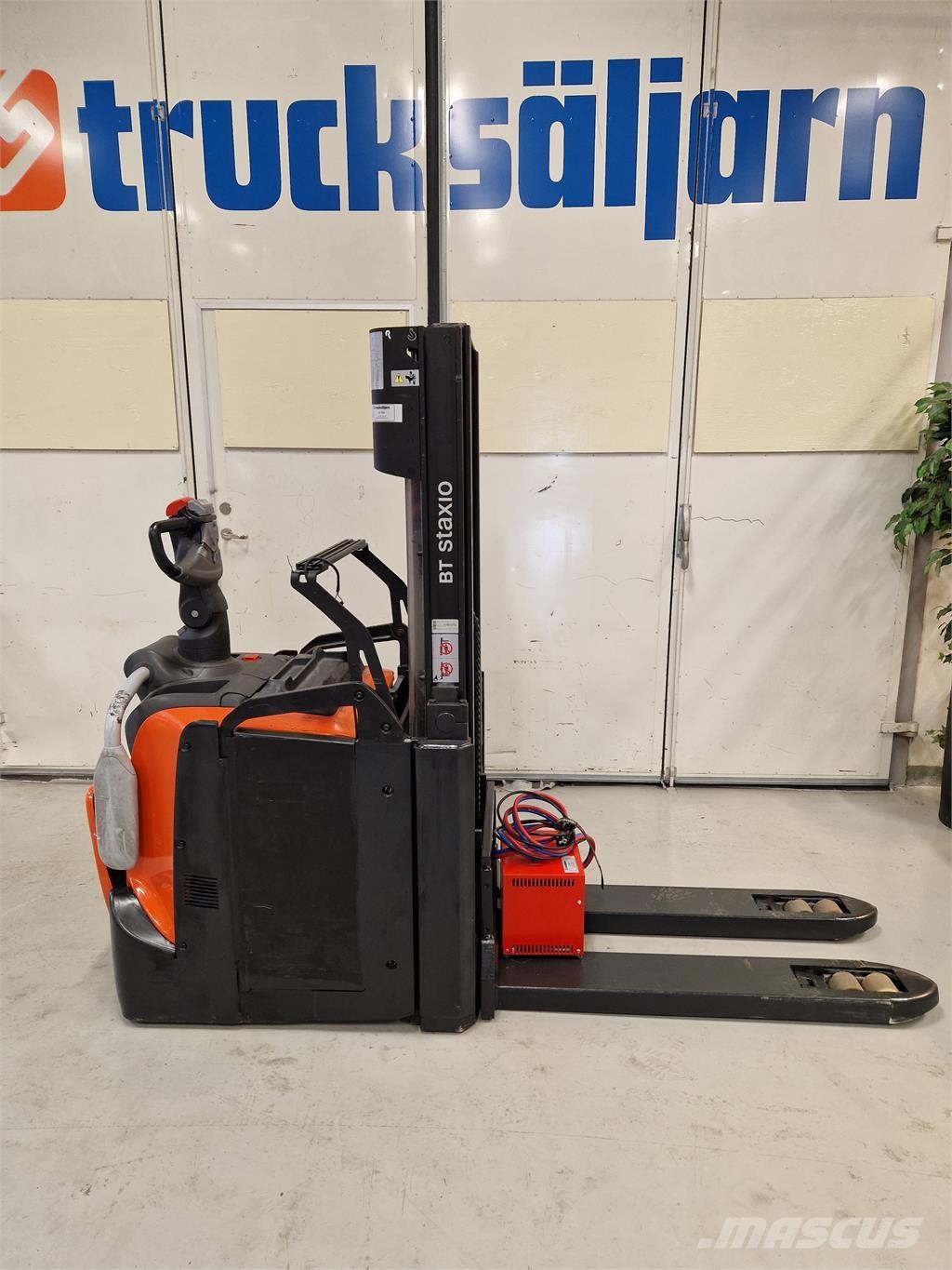 Toyota SPE200D 自走式スタッカー