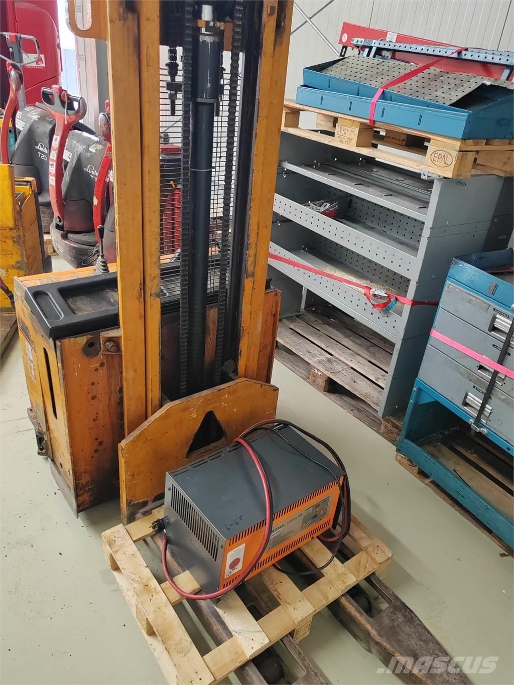 OM CT 13 自走式スタッカー