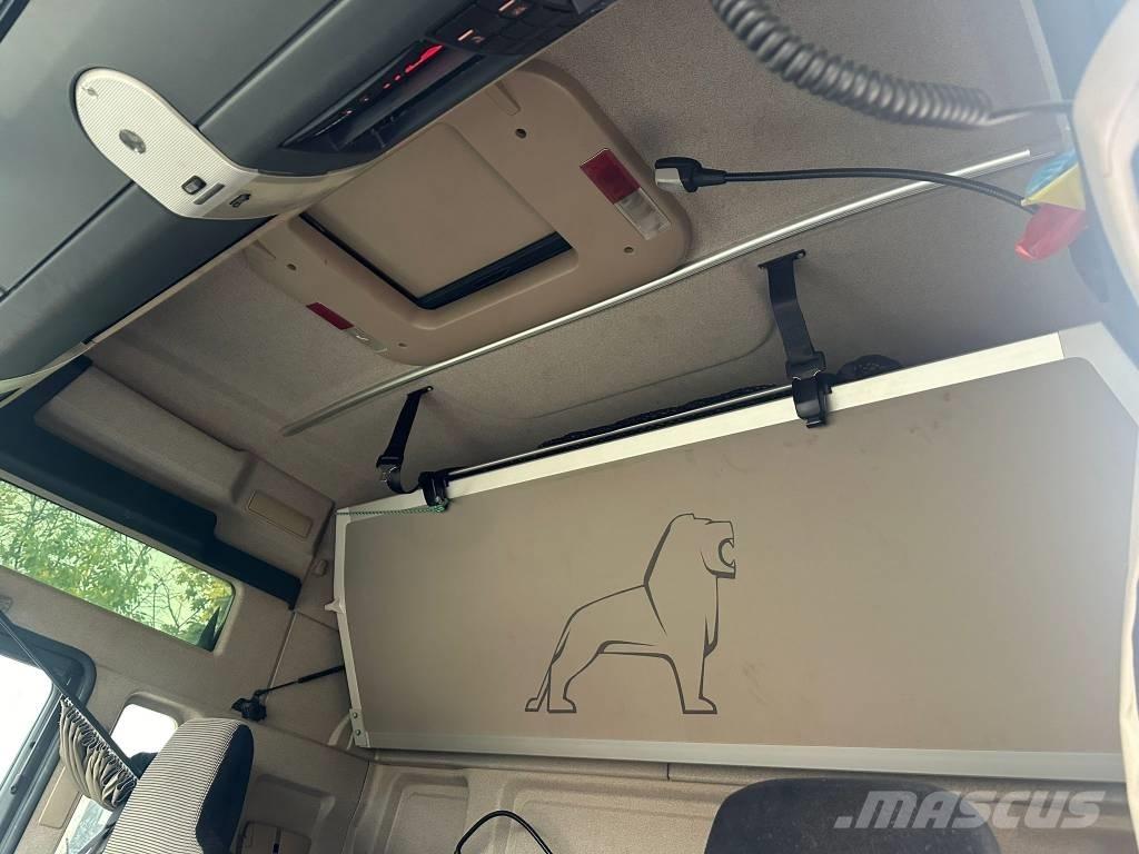 MAN TGX 33.500 林業機械輸送トラック