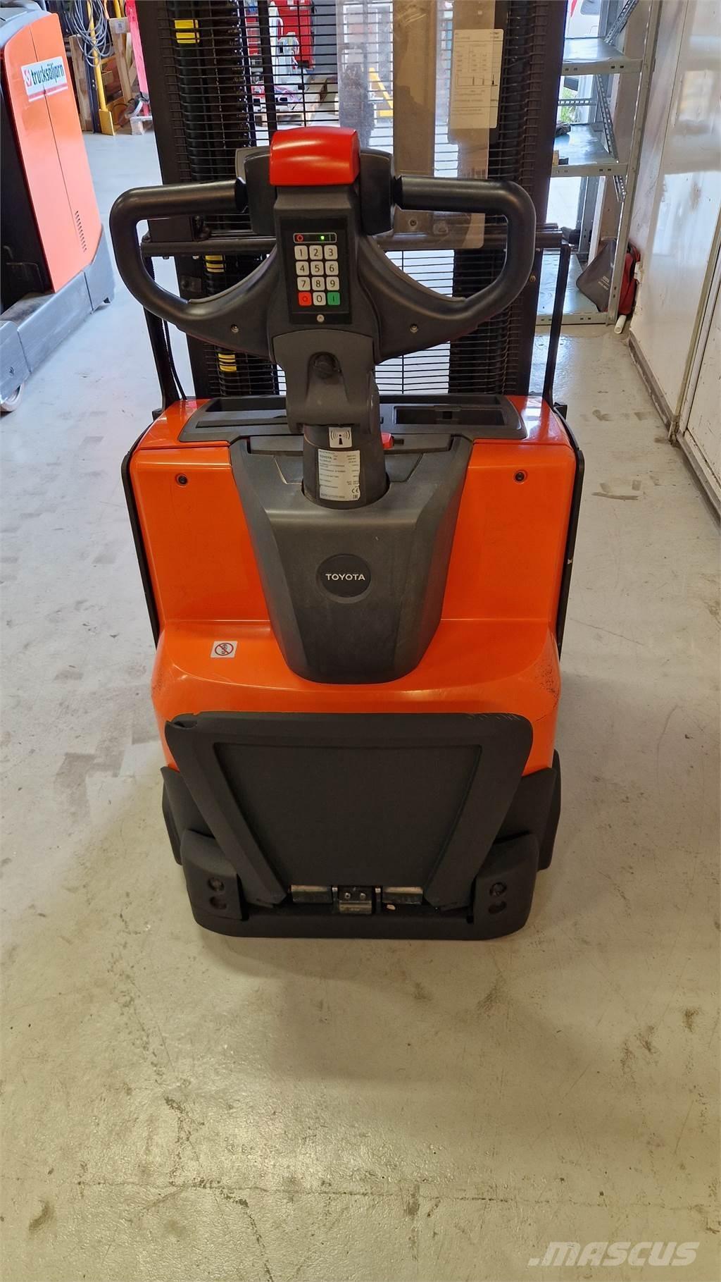 Toyota SWE140L 自走式スタッカー