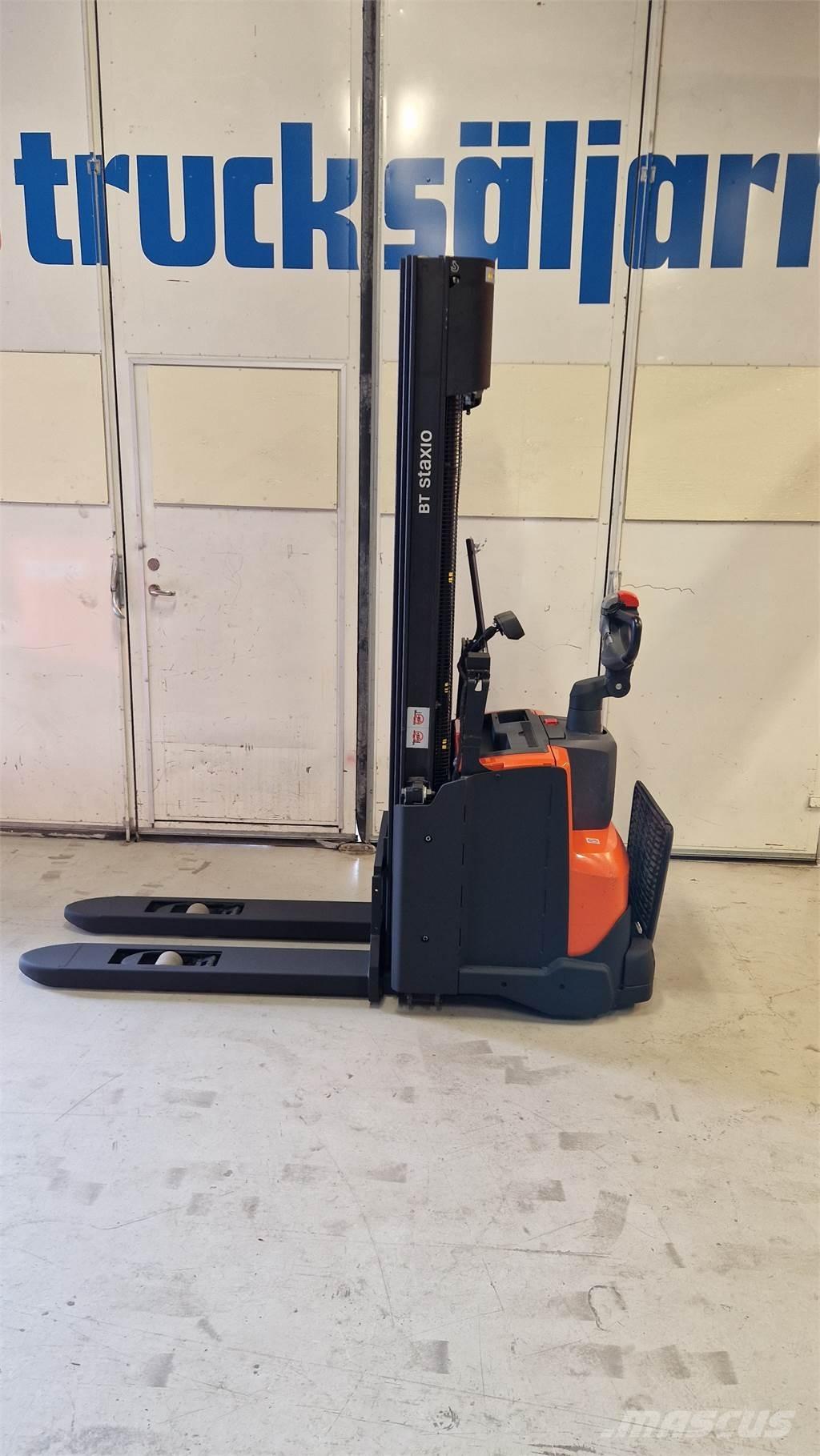 Toyota SWE140L 自走式スタッカー