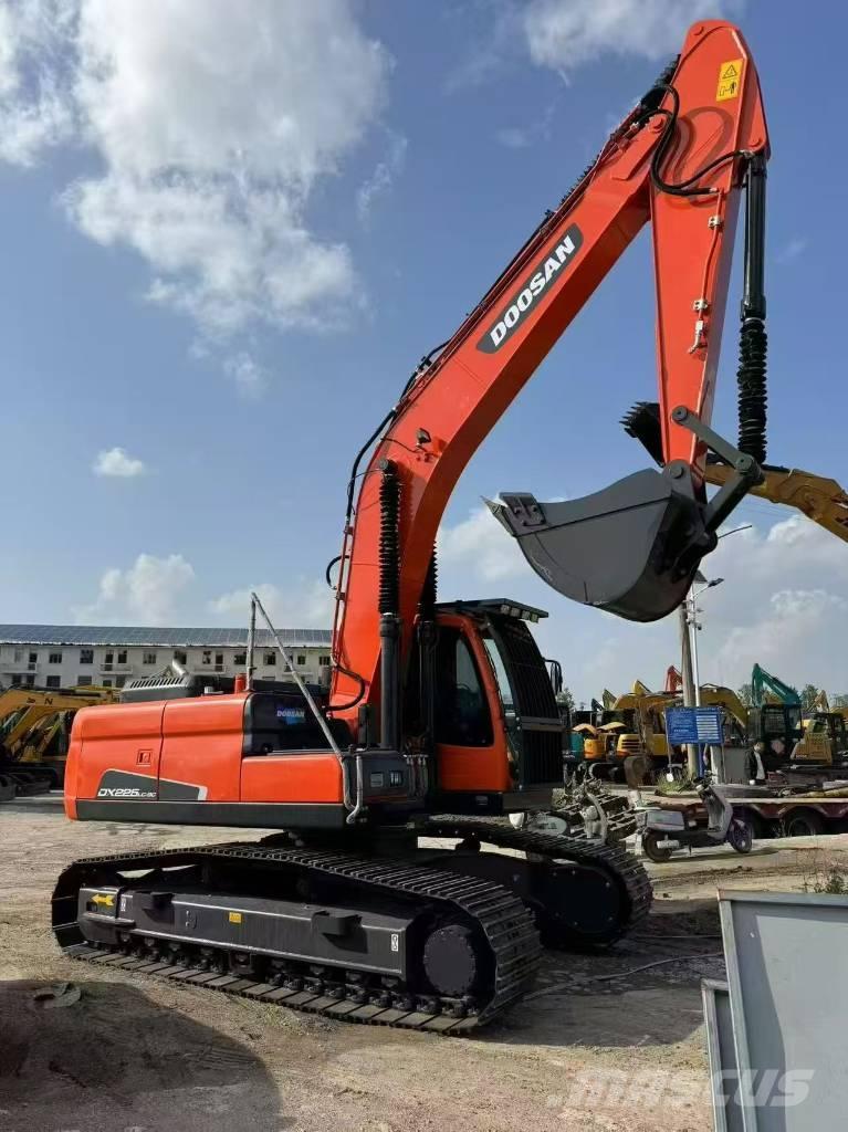 Doosan 225 LCA 大型油圧ショベル12t以上（パワーショベル・ユンボ）