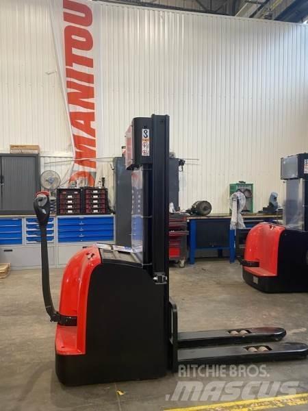 Manitou CDD12 AC1 自走式スタッカー