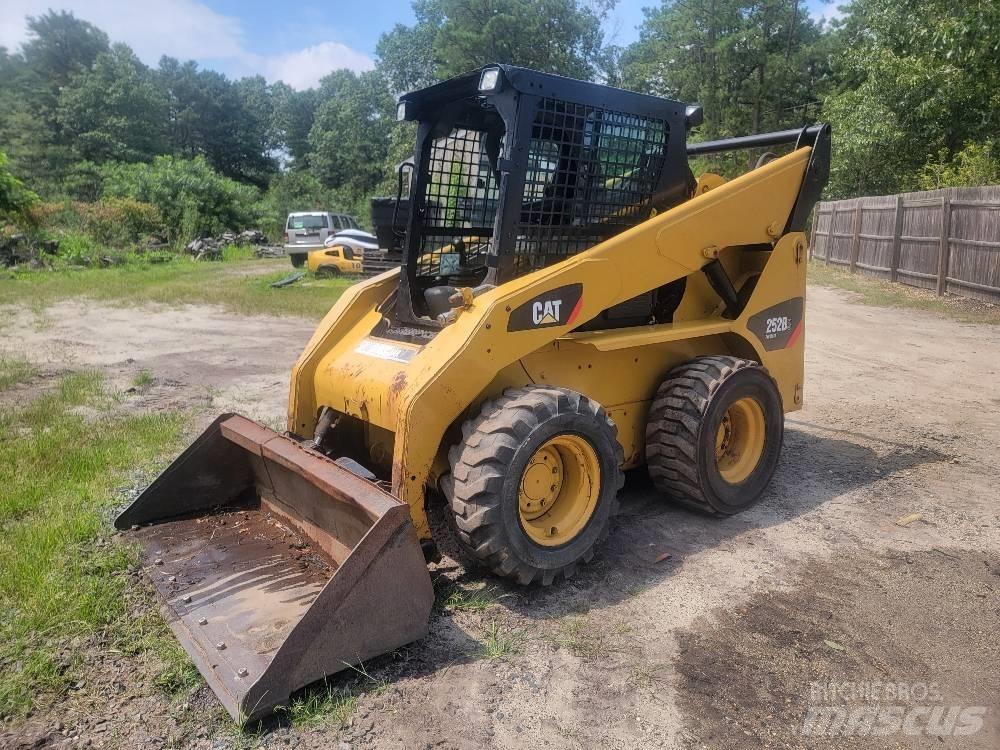 CAT 252 B 3 スキッドステアローダー