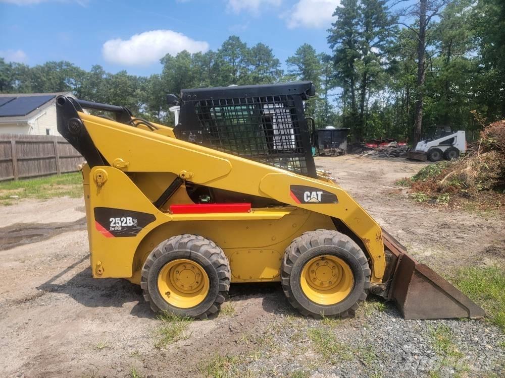 CAT 252 B 3 スキッドステアローダー