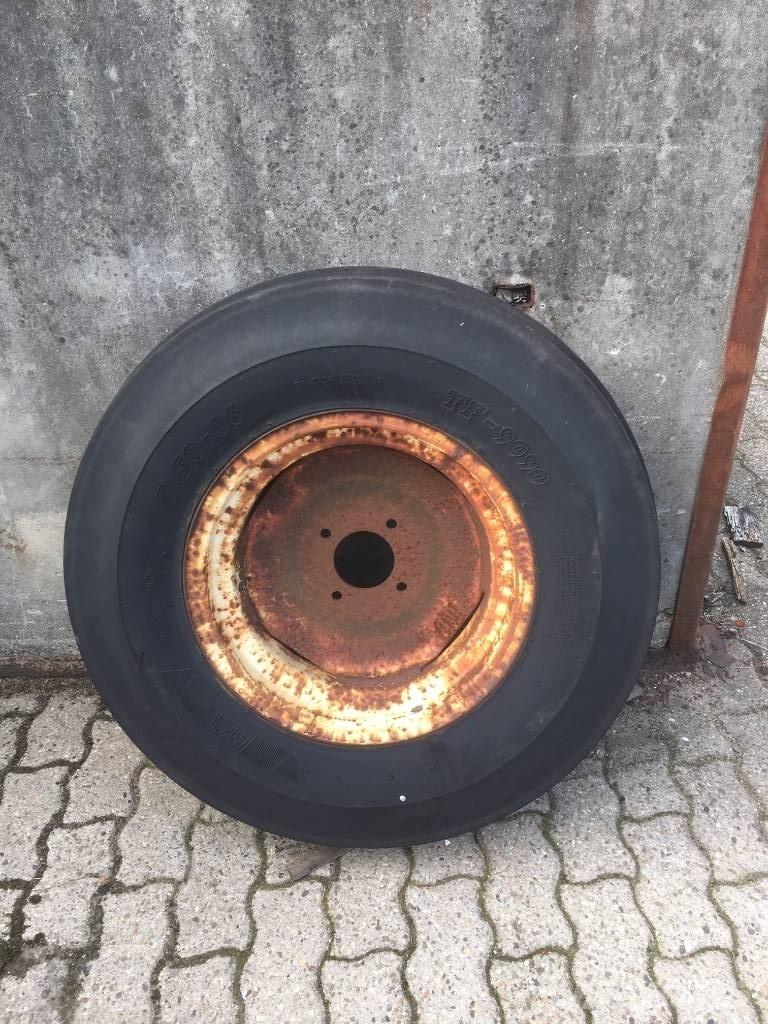 BKT 7.50 R 16 + velg タイヤ、ホイル、リム