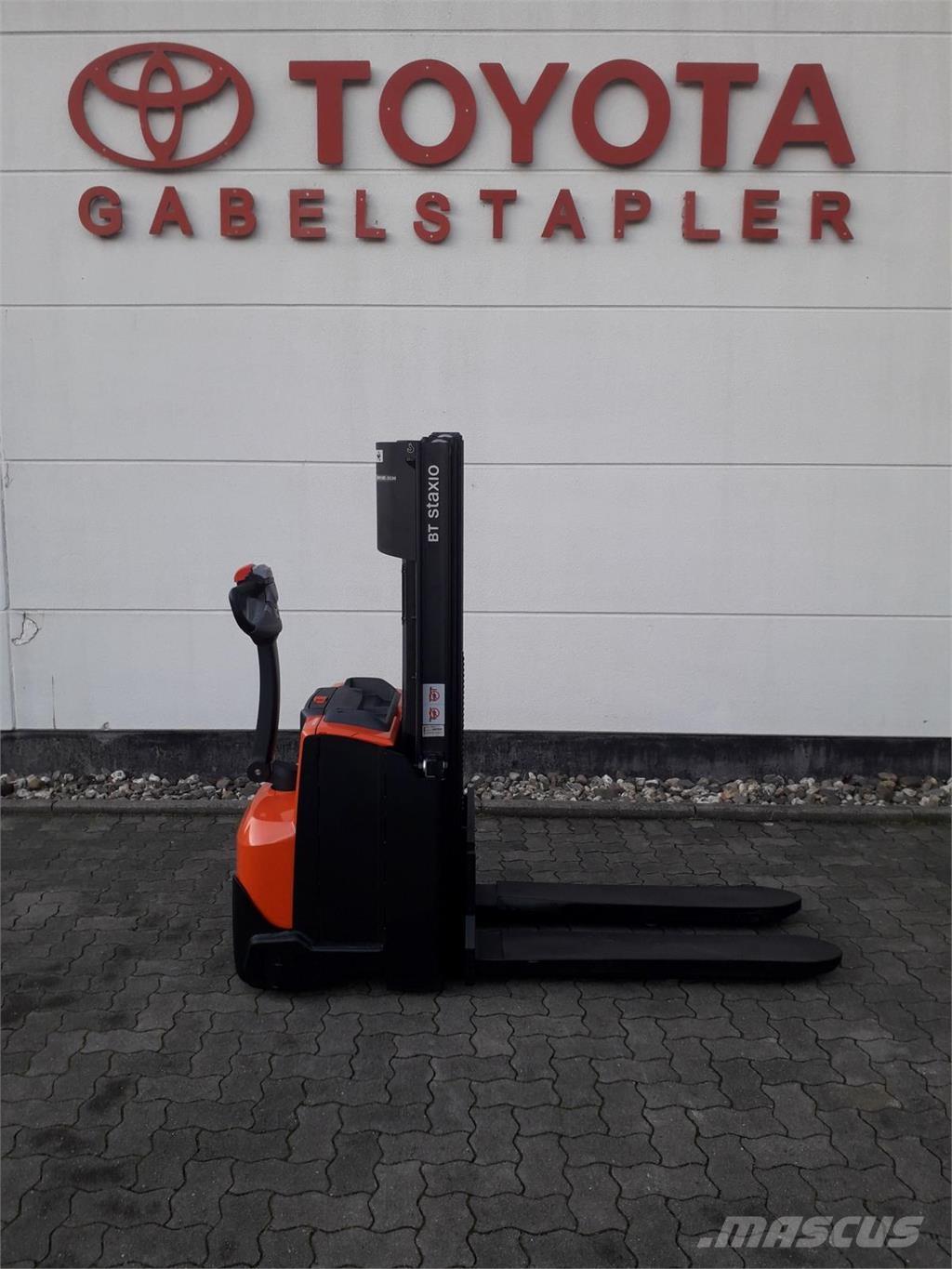 Toyota SWE120 自走式スタッカー