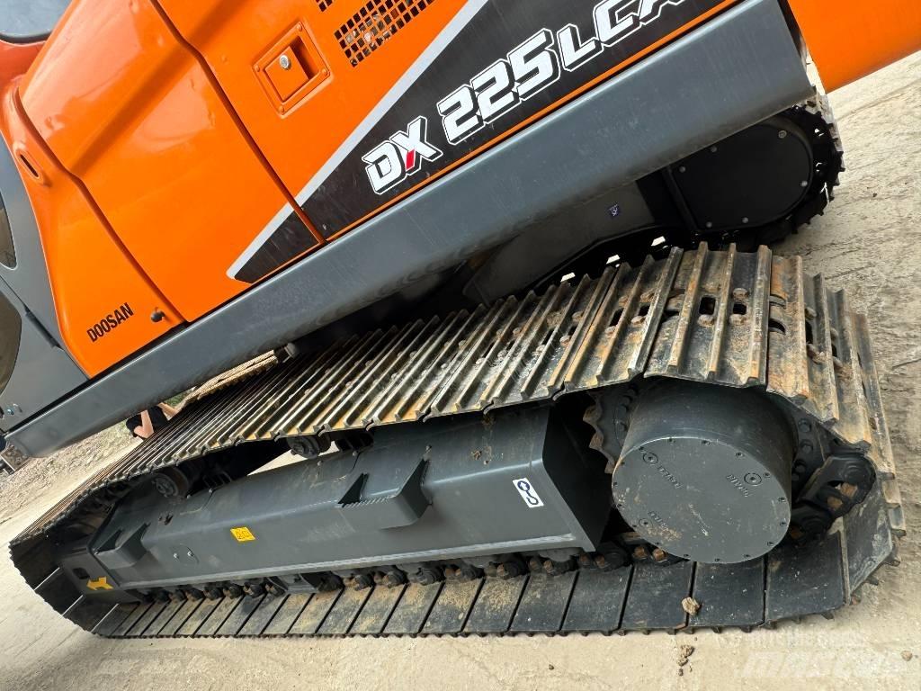 Develon DX 225 LCA 中型油圧ショベル 7ｔ-12ｔ（ユンボ・パワーショベル・バックホー）