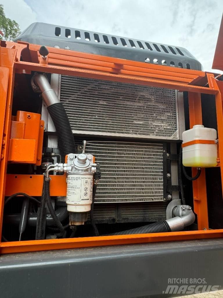 Develon DX 225 LCA 中型油圧ショベル 7ｔ-12ｔ（ユンボ・パワーショベル・バックホー）